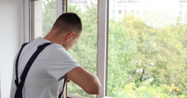 İşçi eve pencere kurup kontrol ediyor. Yüksek kalite 4k görüntü