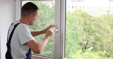 İşçi eve pencere kurup kontrol ediyor. Yüksek kalite 4k görüntü