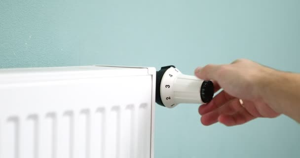 Der Mann Schaltet Die Heizung Aus Indem Das Thermostat Einstellt — Stockvideo