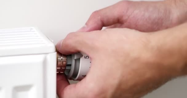 Hombre Apaga Calefacción Ajustando Termostato Imágenes Alta Calidad — Vídeos de Stock