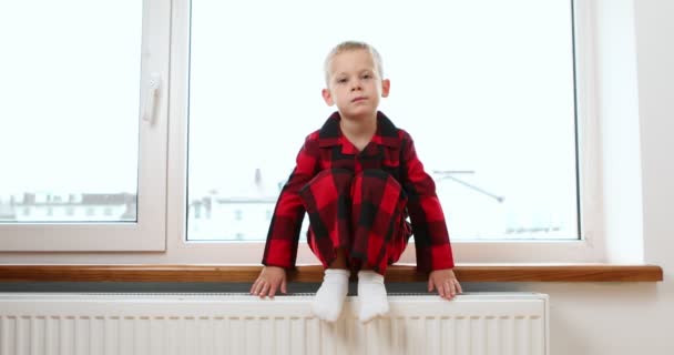 Evdeki Kaloriferin Yanında Elleri Sıcacık Olan Çocuk Yüksek Kalite Görüntü — Stok video