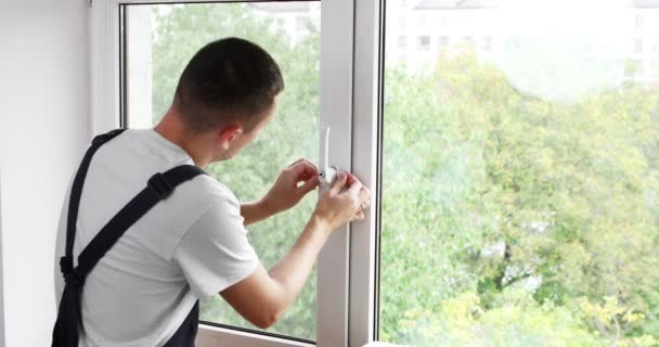 Працівник Встановлює Перевіряє Вікно Будинку Високоякісні Кадри — стокове відео