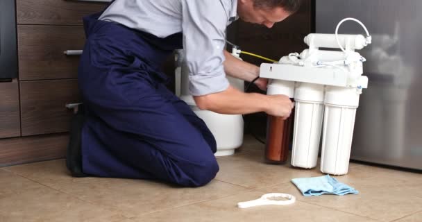 Plombier Changer Élément Filtrant Dans Filtre Eau Images Haute Qualité — Video