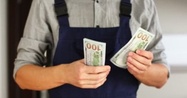 İnşaat işçisi parayı sayıyor. Yüksek kalite 4k görüntü