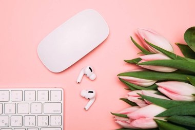 Reklamcılık için modern akım şablonu, ürün uydur. Sunum şablonu. Çiçekler, laleler, telefon, klavye. pembe laleler