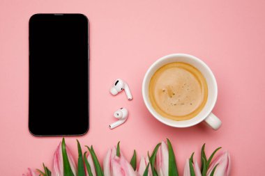Reklamcılık için modern akım şablonu, ürün uydur. Sunum şablonu. Çiçekler, laleler, telefon, klavye. pembe laleler