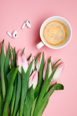 Reklamcılık için modern akım şablonu, ürün uydur. Sunum şablonu. Çiçekler, laleler, telefon, klavye. pembe laleler