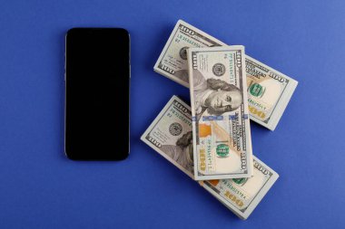 Metin eklemek için boş ekranlı cep telefonu. Telefonu mavi arkaplanda izole edilmiş para