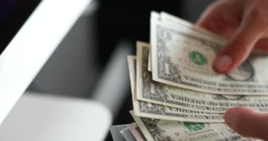 Erkek eli bir yığın parayı sayıyor. Yüksek kalite 4k görüntü