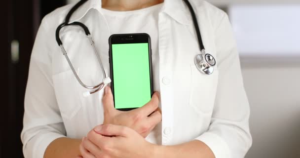 Aplicación Teléfono Inteligente Pantalla Verde Con Médico Borroso Sonriendo Fondo — Vídeos de Stock