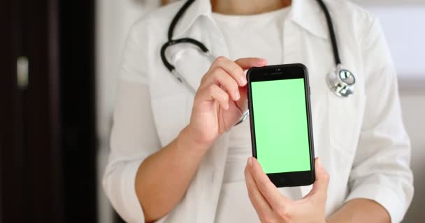 Aplicación Teléfono Inteligente Pantalla Verde Con Médico Borroso Sonriendo Fondo — Vídeos de Stock