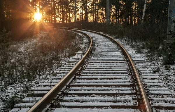 Kolejowa pod cienką warstwą pierwszy śnieg. — Zdjęcie stockowe