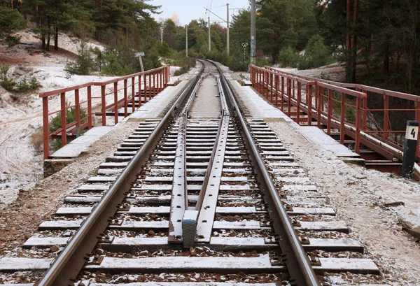 Demiryolu ince bir tabaka halinde ilk kar altında. — Stok fotoğraf