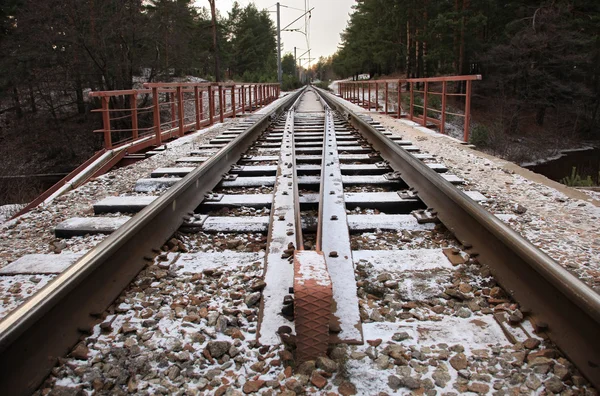 Železnice pod tenkou vrstvou na prvním sněhu. — Stock fotografie