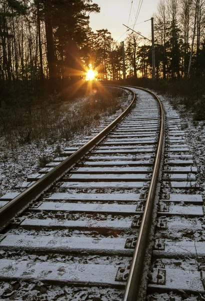 Železnice pod tenkou vrstvou na prvním sněhu. — Stock fotografie