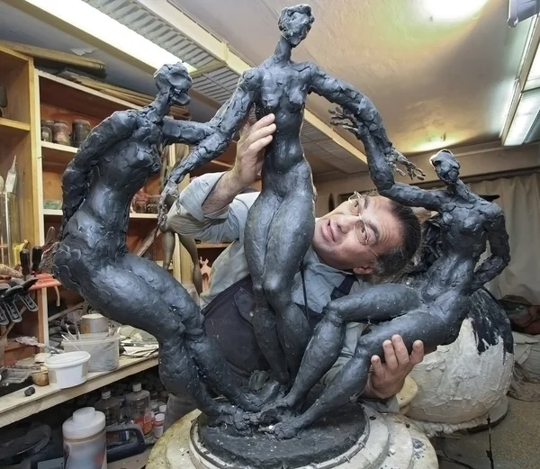 De beeldhouwer in een workshop — Stockfoto
