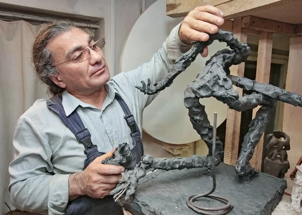 The sculptor in a workshop — Stock Photo, Image