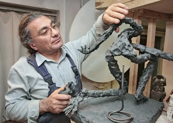 bir atölyede heykeltıraş