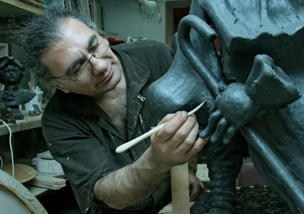 De beeldhouwer in een workshop — Stockfoto
