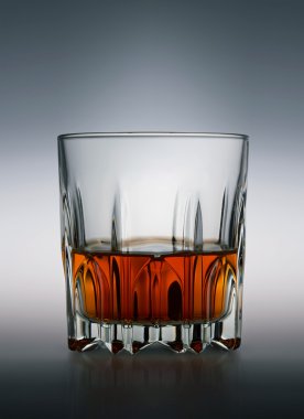 Bir bardak viski.