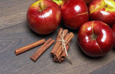 taze kırmızı elma tarçın ile