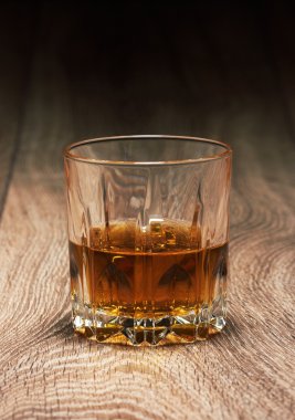 viski ahşap üzerinde gözlük