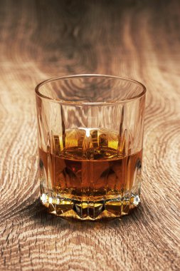 viski ahşap üzerinde gözlük