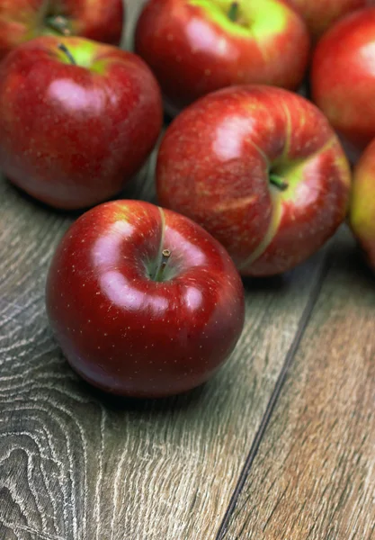 Frische rote Äpfel — Stockfoto