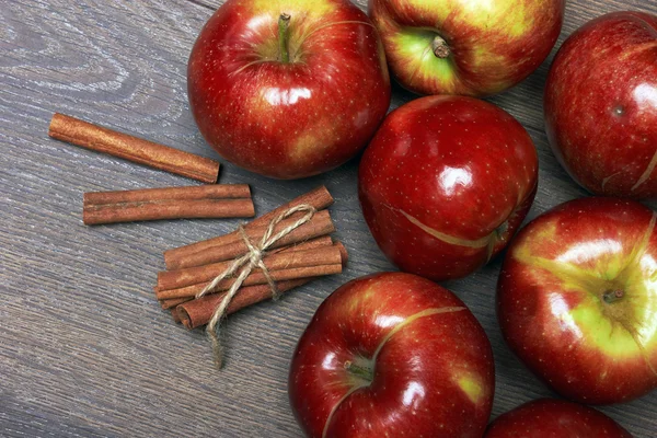 Čerstvá červená jablka se skořicí — Stock fotografie