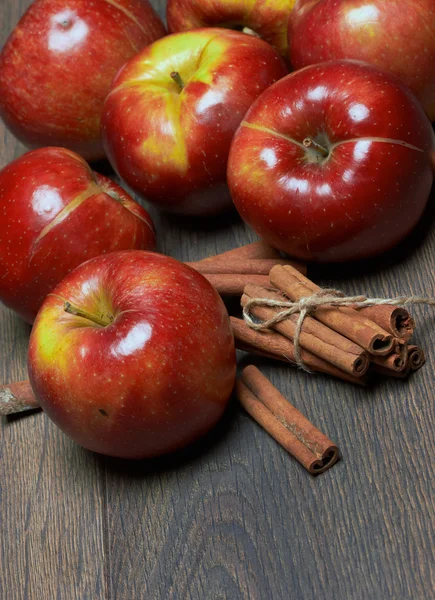 Fresh red apples with cinnamon — Stock Photo, Image