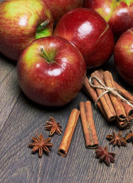 Fresh red apples with cinnamon and anise — Stock Photo, Image