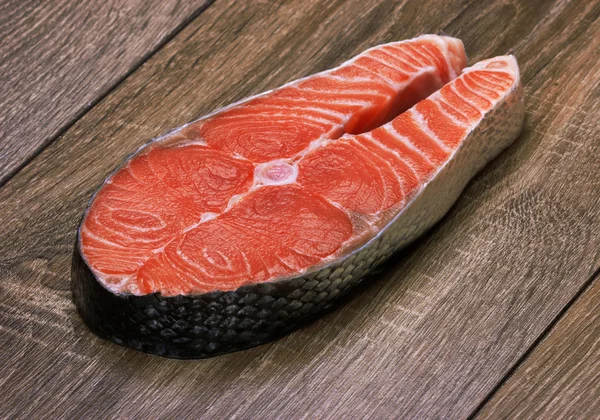 Morceau de saumon sur un bois — Photo