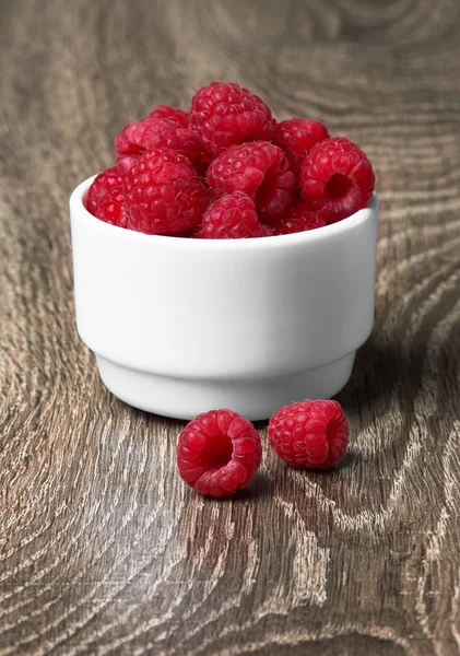 Framboises rouges fraîchement cueillies — Photo