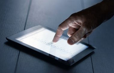 Ekran dijital tabletinde el basımı