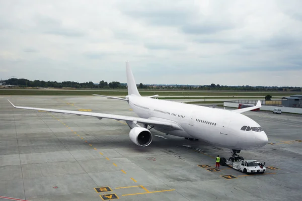 Airplane is being serviced — Stock Photo, Image