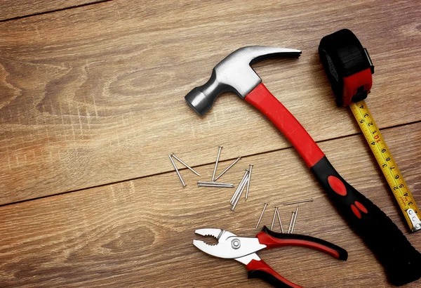 Gereedschap op de houten tafel — Stockfoto