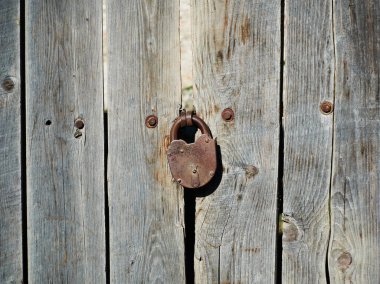 Metalli eski ahşap kapı arka planı. Soyut ahşap dokular. Kapalı kapı, asma kilit..