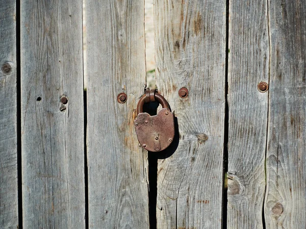 Παλιά Ξύλινη Πόρτα Φόντο Μέταλλο Αφηρημένη Παλιά Ξύλινη Υφή Κλειστή — Φωτογραφία Αρχείου