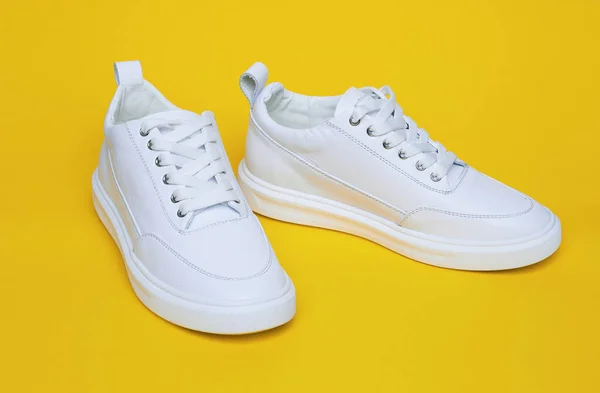 Fehér Cipő Sárga Alapon — Stock Fotó
