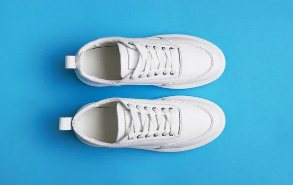 Biały Sneaker Niebieskim Tle — Zdjęcie stockowe