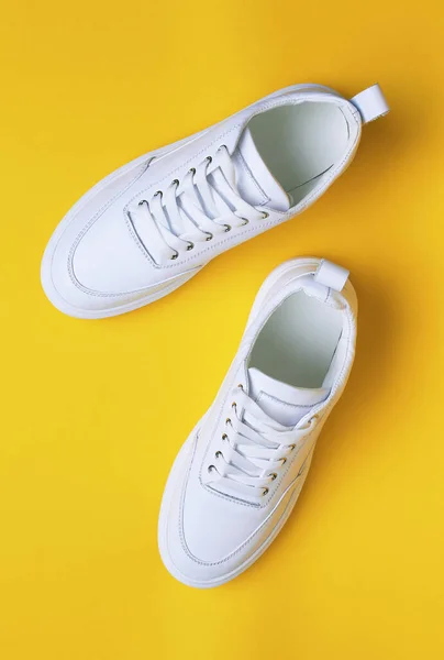 Biały Sneaker Żółtym Tle — Zdjęcie stockowe