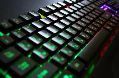 RGB ışığı olan klavye oynatılıyor, siyah arkaplanda, kapat