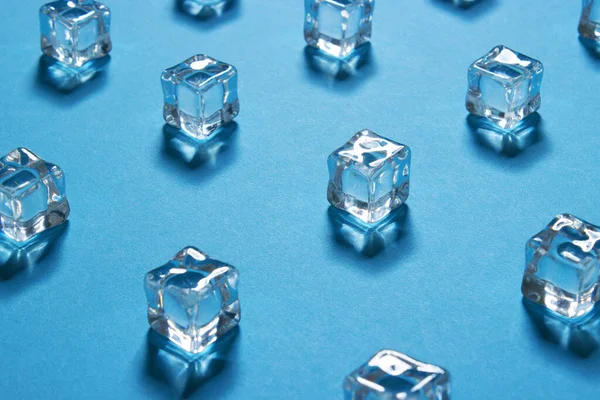 青い背景の氷のキューブ — ストック写真