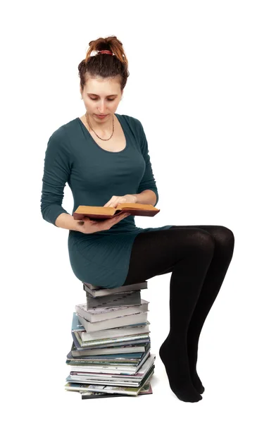 Mujer leyendo un libro — Foto de Stock