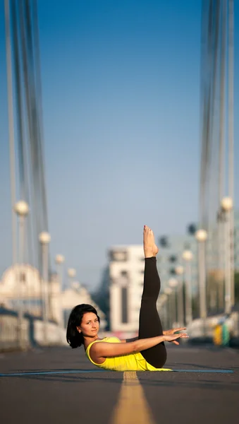 Mulher fazendo alongamento exercícios de ioga ao ar livre — Fotografia de Stock