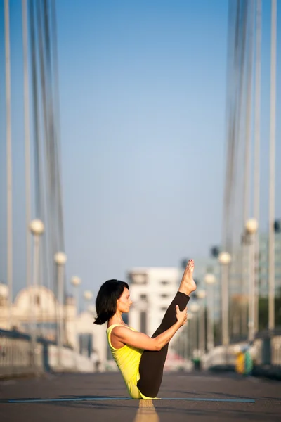 Kvinnan gör stretching yogaövningar utomhus — Stockfoto