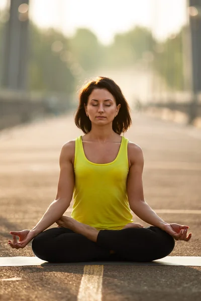 Kvinnan gör stretching yogaövningar utomhus — Stockfoto