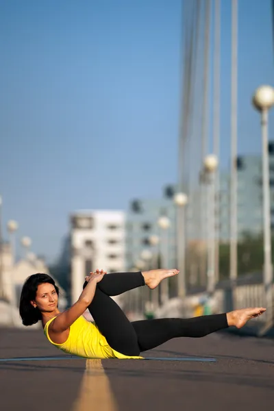 Γυναίκα που κάνει γιόγκα ασκήσεις stretching σε εξωτερικούς χώρους — Φωτογραφία Αρχείου