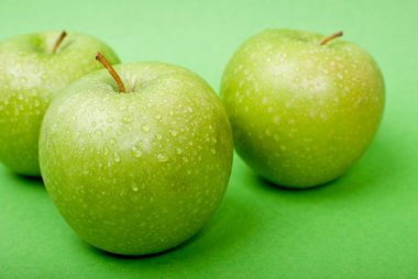 Olgun yeşil elma suyu ile yeşil renkli damla