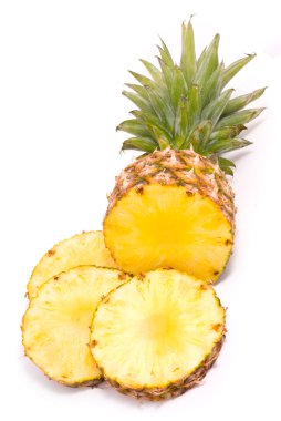 Beyaz arka planda dilimlenmiş ananas